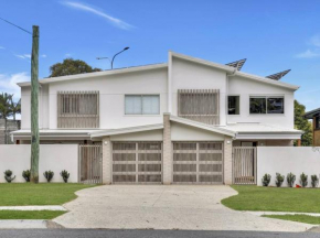 Tugun Retreat Sleeps 10 Walk to beach and shops